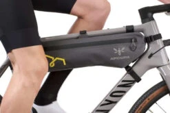 Apidura Expedition Compact Frame Pack -Fischer Boutique apidura expedition frame pack feature knee clearance 2 poster 633x422 1