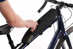 Apidura Racing Long Top Tube Pack 2 L 19 Apidura Racing Long Top Tube Pack 2 L -Fischer Boutique apidura racing long top tube pack feature easy dual opening poster 1 633x422 1