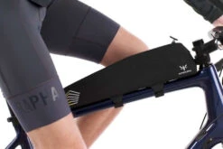 Apidura Racing Long Top Tube Pack 2 L 20 Apidura Racing Long Top Tube Pack 2 L -Fischer Boutique apidura racing long top tube pack feature knee clearance poster 1 633x422 1